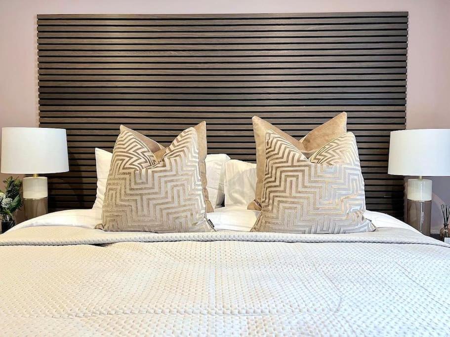 באת' Fabulous Large Apartment In Great Location מראה חיצוני תמונה