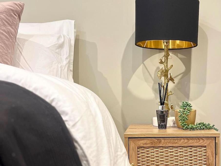 באת' Fabulous Large Apartment In Great Location מראה חיצוני תמונה